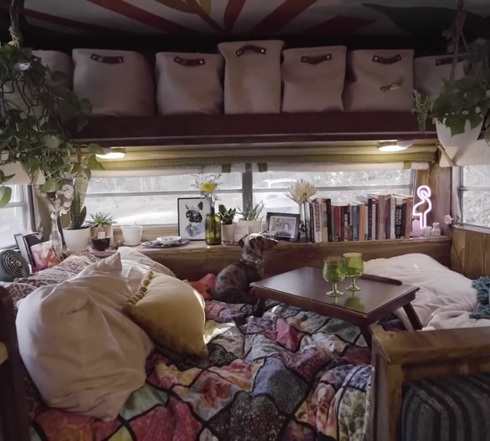 Un couple transforme un camping-car vintage de 1976 en un petit nid confortable 