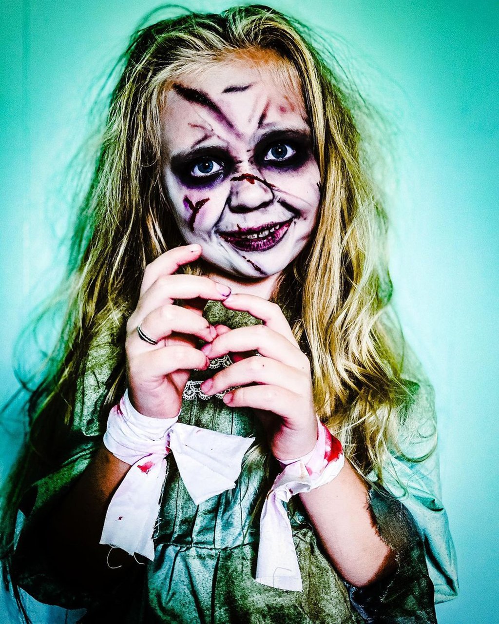 À seulement 8 ans, elle recrée des scènes de films d’horreur sur son compte Instagram