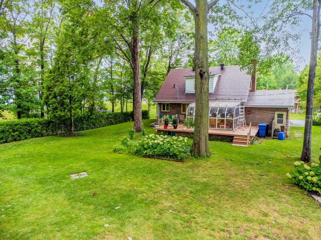 Spacieux cottage tout brique de 5 chambres avec grande cour verdoyante à vendre pour 379 000$