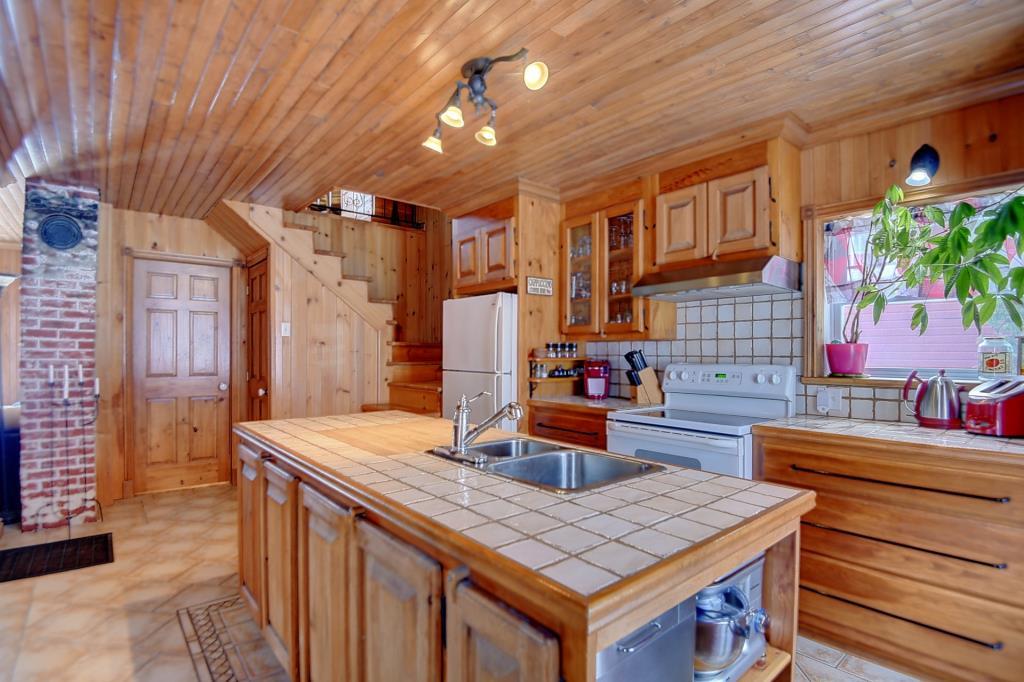 Coquette maison de 3 chambres avec magnifique cuisine champêtre à vendre pour 149 900$