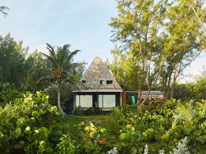 Un couple a passé 5 ans à construire une cabane de vacances une île des Bahamas et ils ont presque tout fait à la main