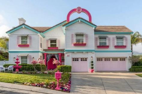 Une maison est métamorphosée en manoir Barbie.