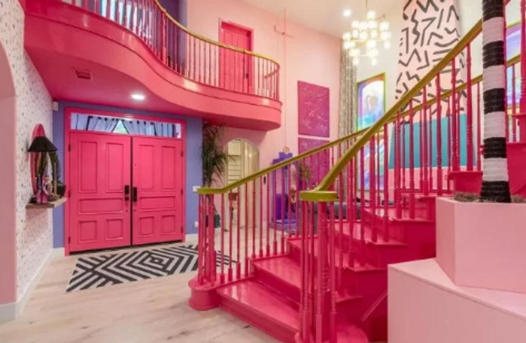 Une maison est métamorphosée en manoir Barbie.
