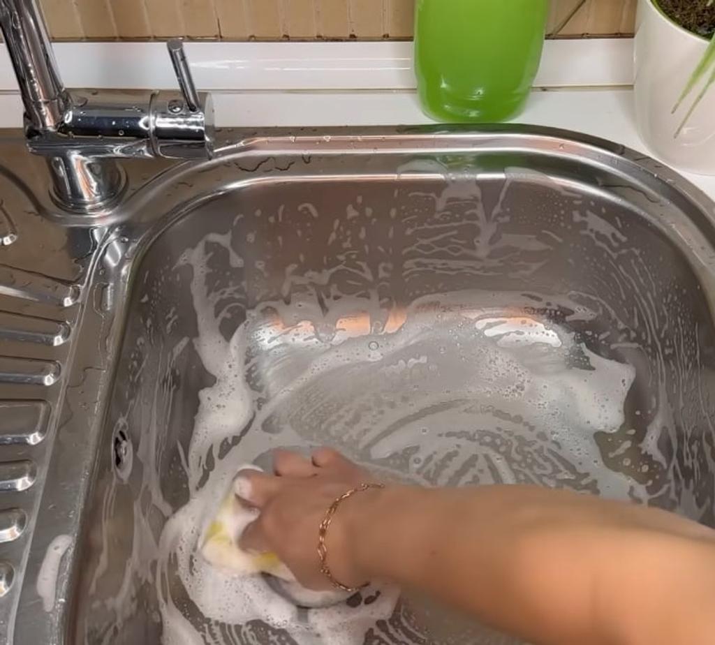 Une mère de famille obtient 5 millions de vues en partageant la recette d’un produit de nettoyage fait maison