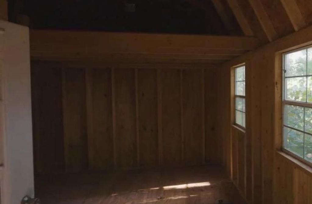 Une famille trouve un ancien hangar abandonné sur sa nouvelle propriété et le transforme en une petite maison confortable