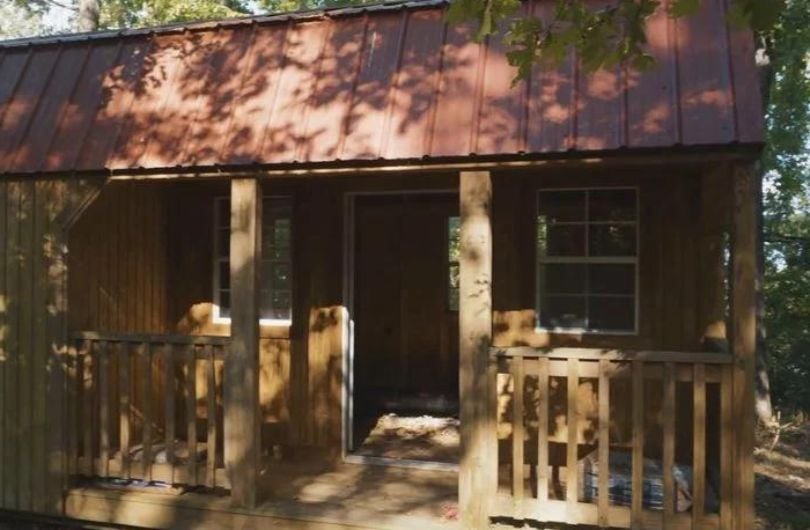 Une famille trouve un ancien hangar abandonné sur sa nouvelle propriété et le transforme en une petite maison confortable