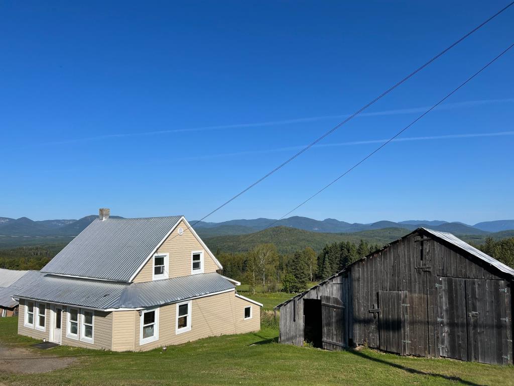 Maisonnette champêtre de 4 chambres à 119 000$ avec d'extraordinaires vues panoramiques sur les montagnes