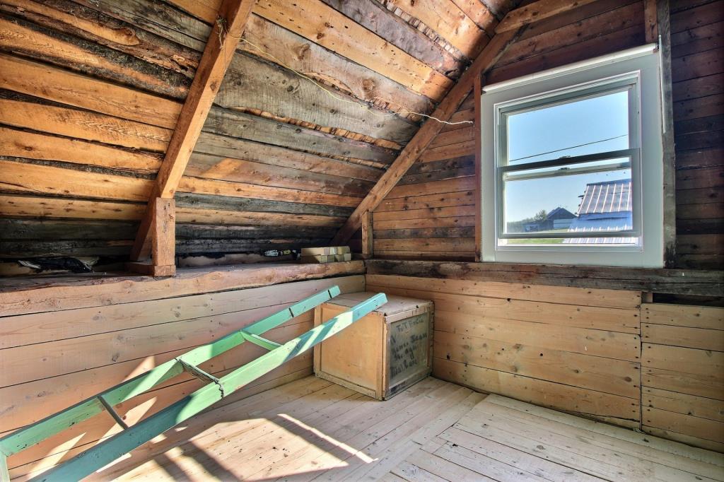 Maisonnette champêtre de 4 chambres à 119 000$ avec d'extraordinaires vues panoramiques sur les montagnes