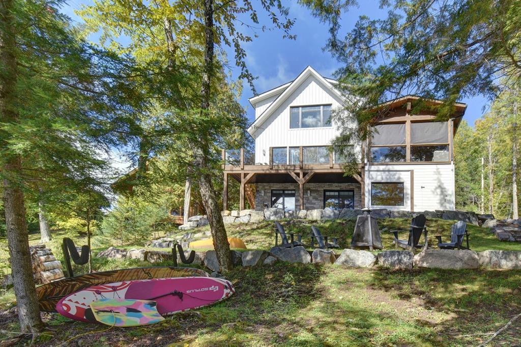 Oasis de paix d'inspiration farmhouse contemporaine meublée et équipée avec un lac en guise de voisin