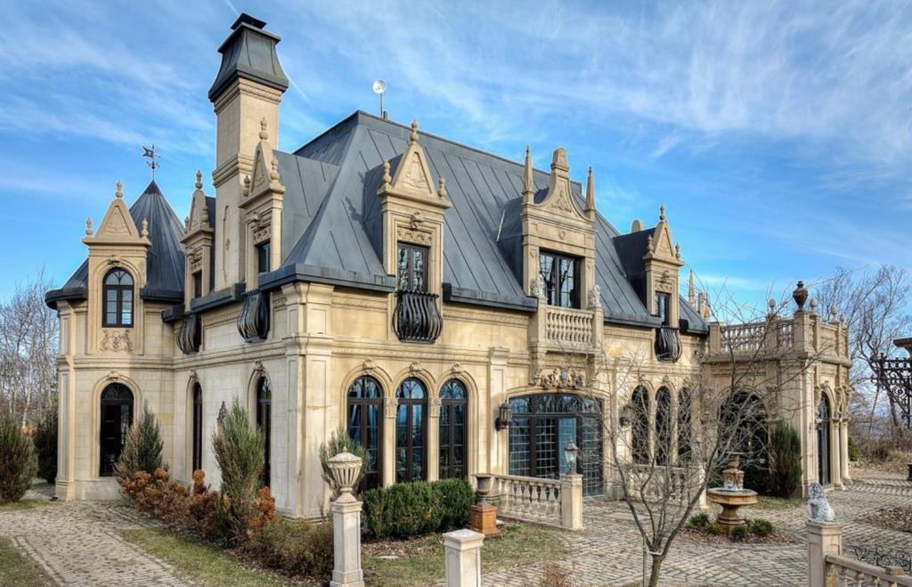 Somptueux château inspiré de la Renaissance française au coeur de la nature