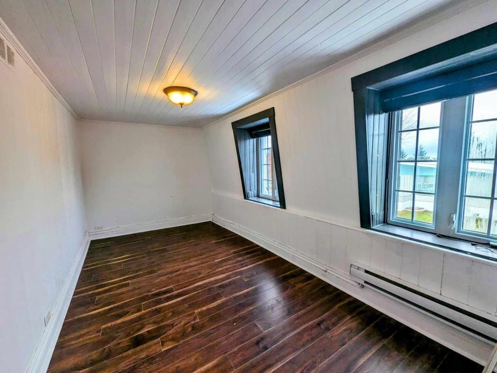 Affascinante da morire!  Un appartamento a due piani completamente attrezzato in vendita per $ 220.000