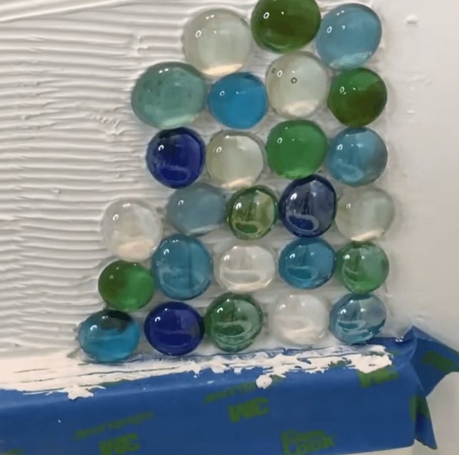 Utilisez les billes en verre du Dollarama pour créer un joli dosseret pour votre salle de bain