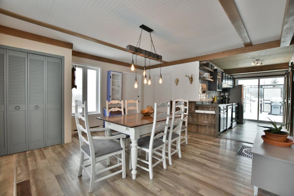 Joli cottage à 159 900$ splendidement remis au goût du jour avec un style rustique-chic soigné