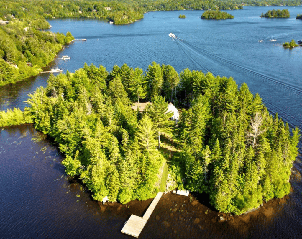 Valérie Taillefer vend sa magnifique maison sur une île privée pour près de 5 M$