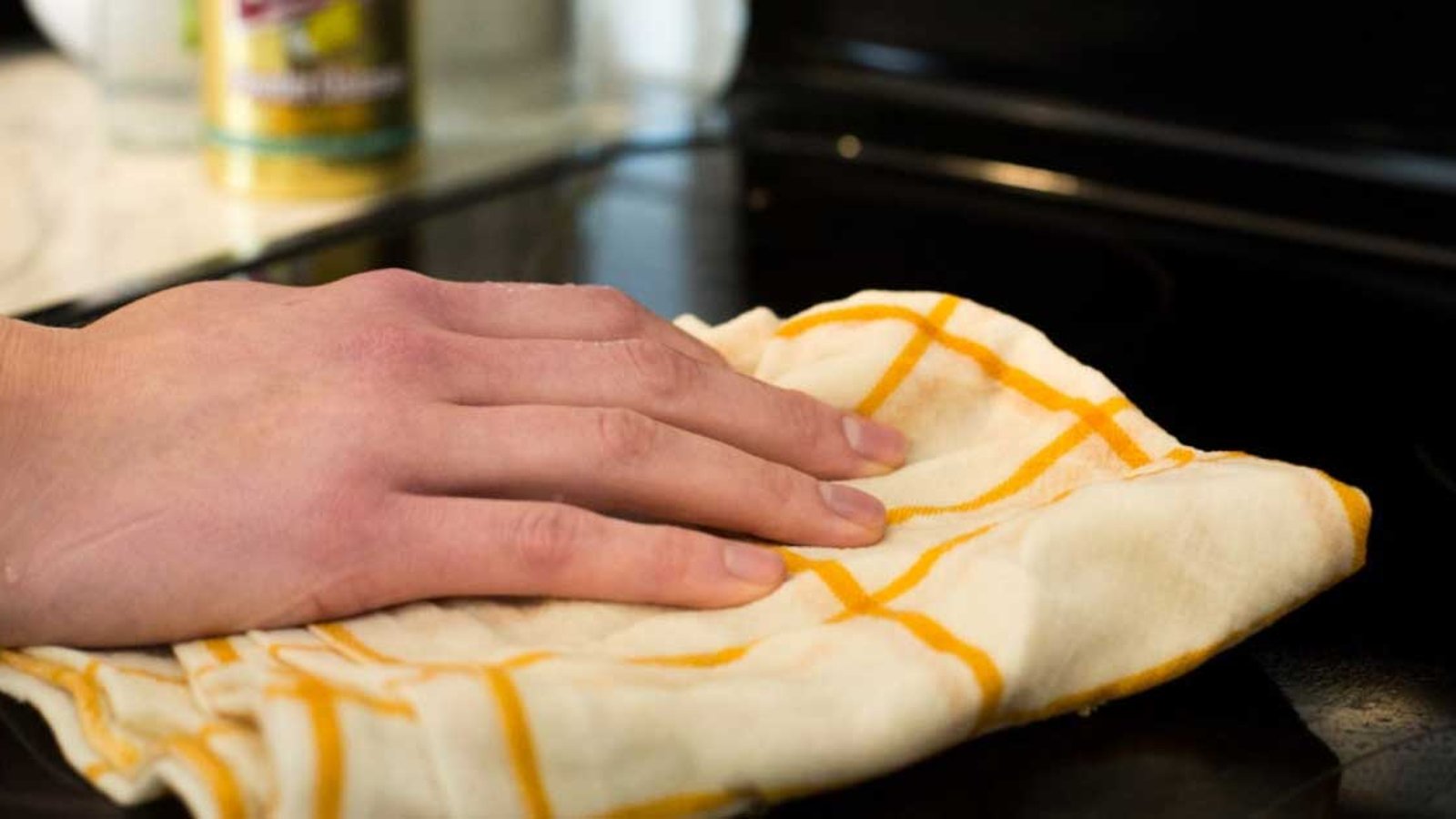 Les 5 façons efficaces de nettoyer votre cuisinière en verre