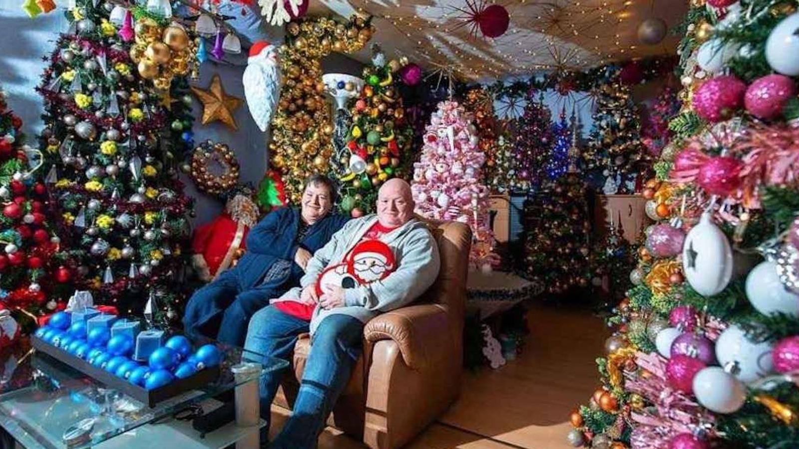 Un couple décore sa maison avec un nombre record de 444 sapins de Noël