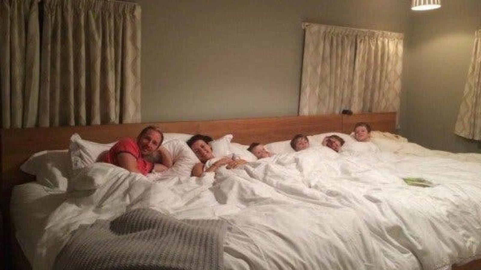 Ce couple a fabriqué un lit gigantesque pour dormir avec ses 4 enfants