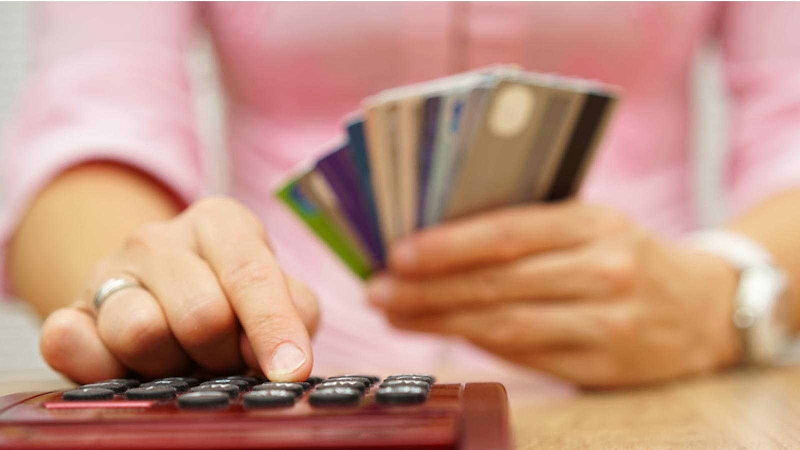 Beaucoup de Québécois ignorent comment payer moins de frais en utilisant leur carte de crédit