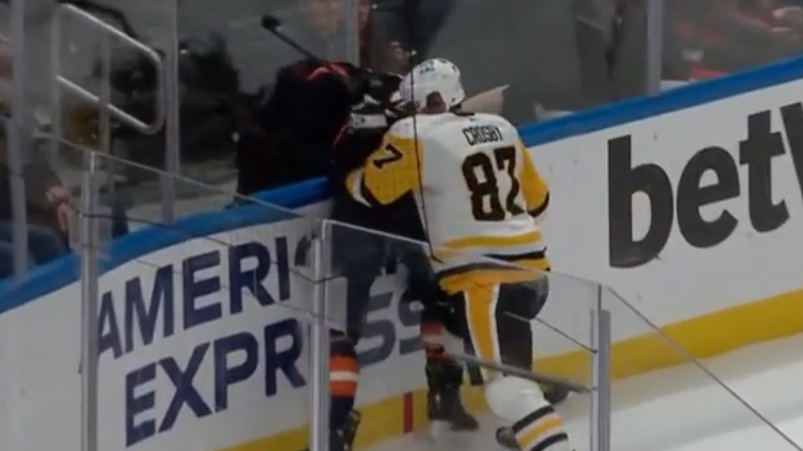 Scott Mayfield has strangest reaction to Sidney Crosby’s attack!