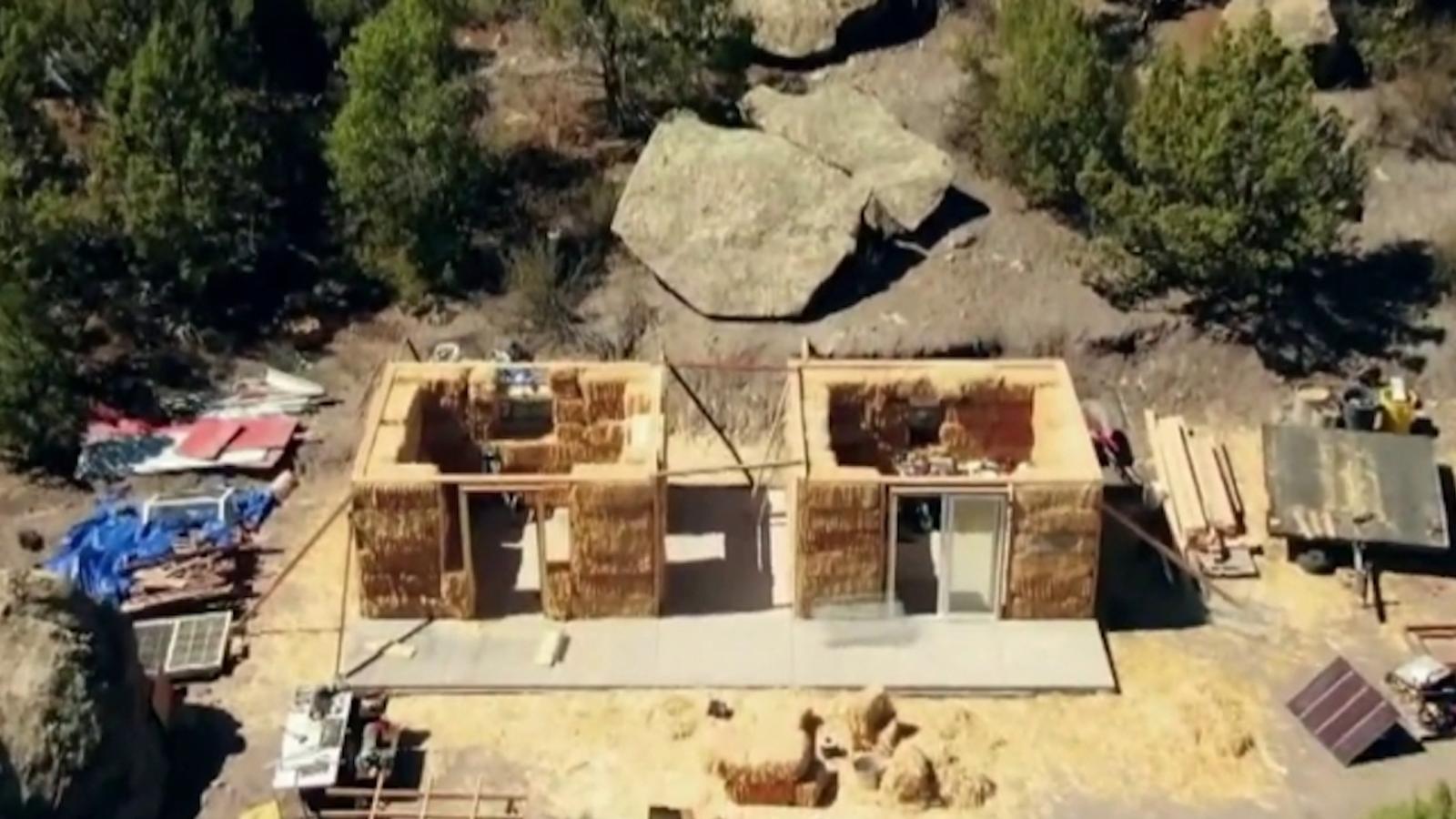 Une mère construit une maison pour son adolescente pour 10 000 $ en utilisant des bottes de paille