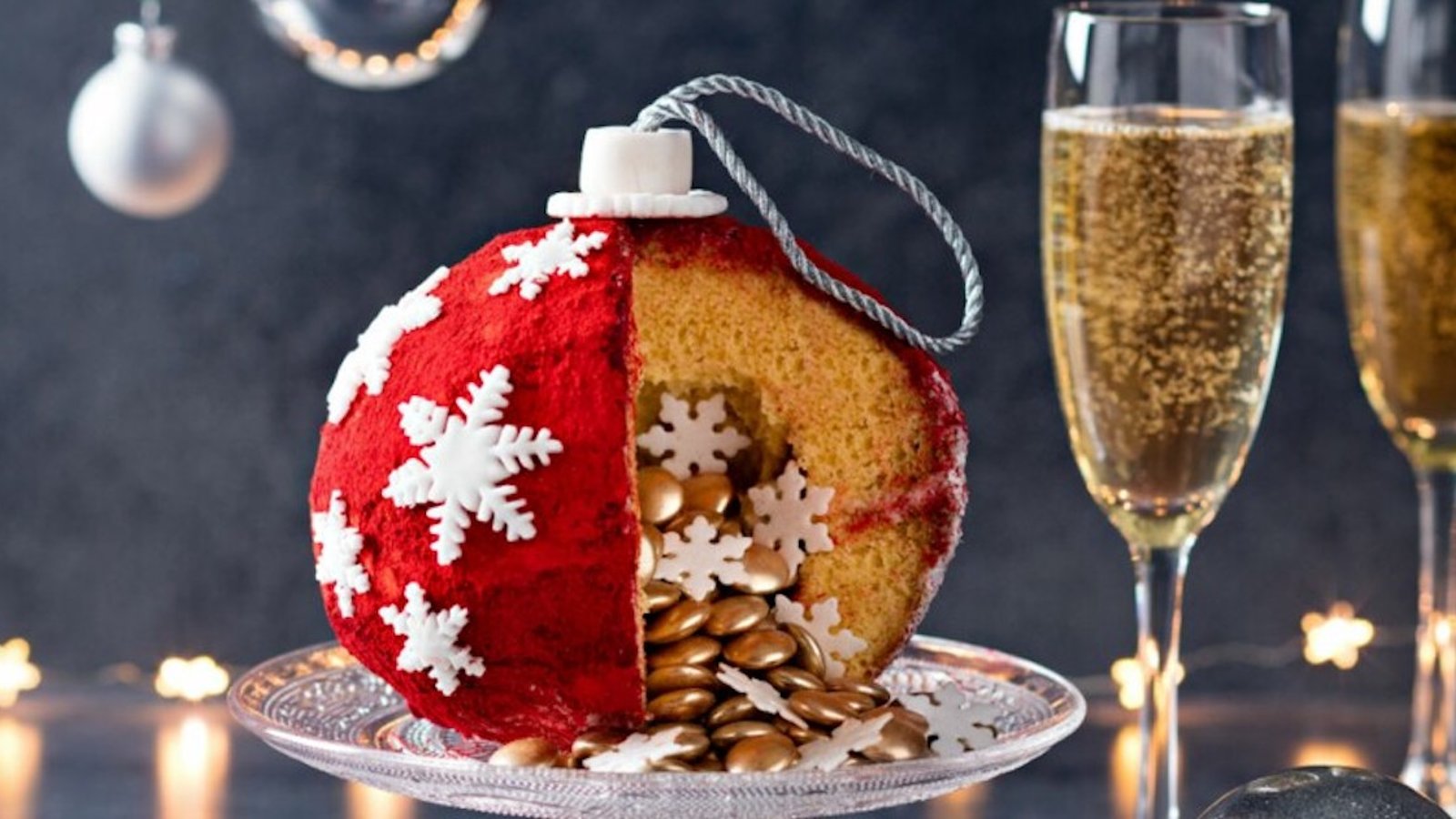 Superbe gâteau piñata en boule de Noël