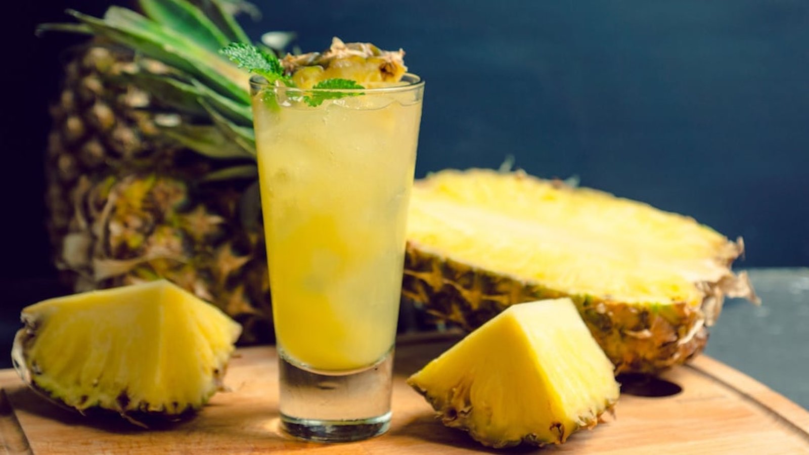 Succulent punch pétillant au rhum et à l'ananas
