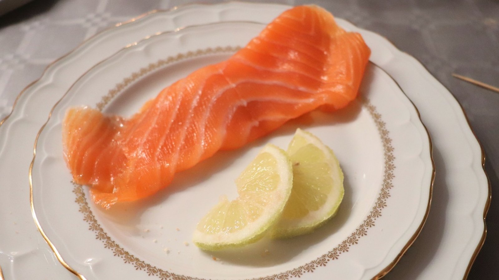 Voici pourquoi il ne faut pas mettre de citron sur le saumon fumé