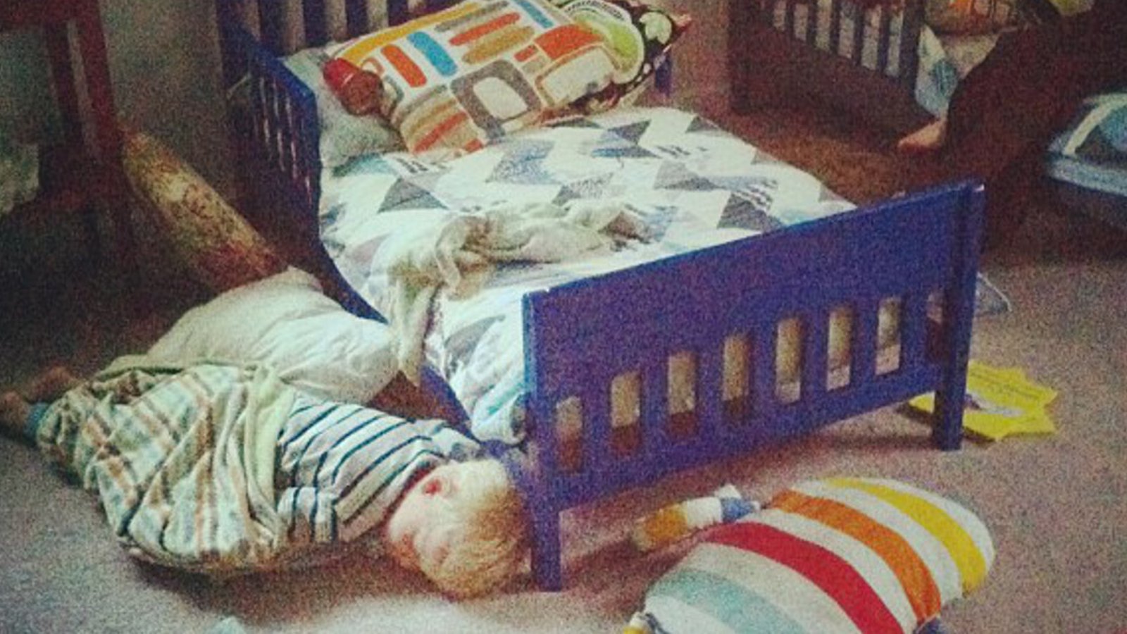 Dormez mieux, grâce à cette brillante astuce votre enfant ne tombera plus jamais en bas de son lit la nuit! 