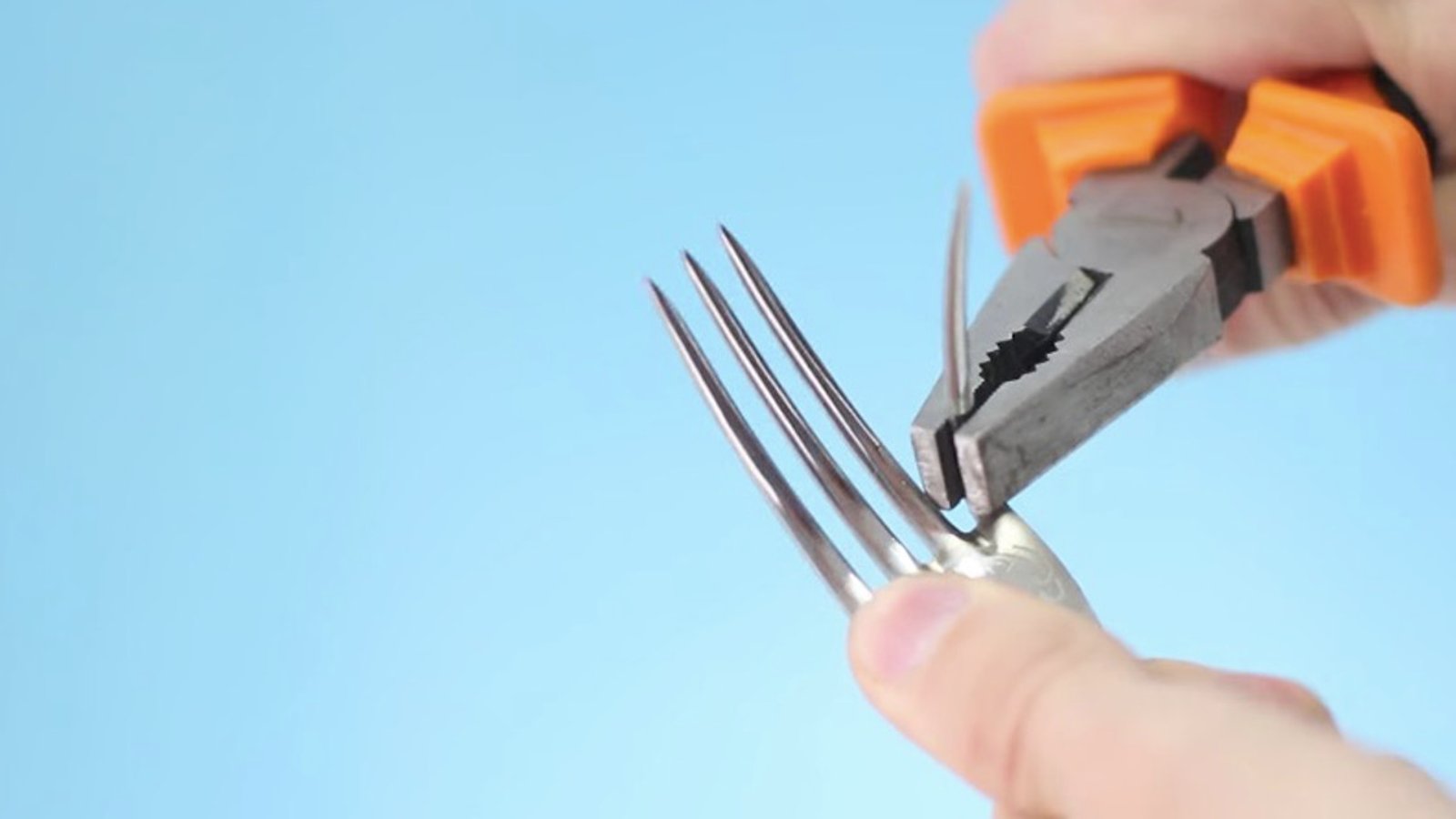 Avec une paire de pince, crochissez les dents d'une fourchette afin de réaliser l'une de ces 6 brillantes idées! 