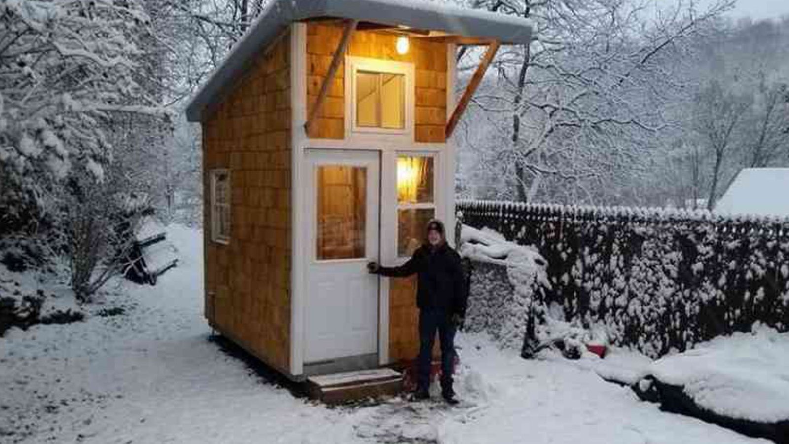 À 12 ans, ce jeune garçon construit la plus petite maison jamais vue, dans son jardin! 