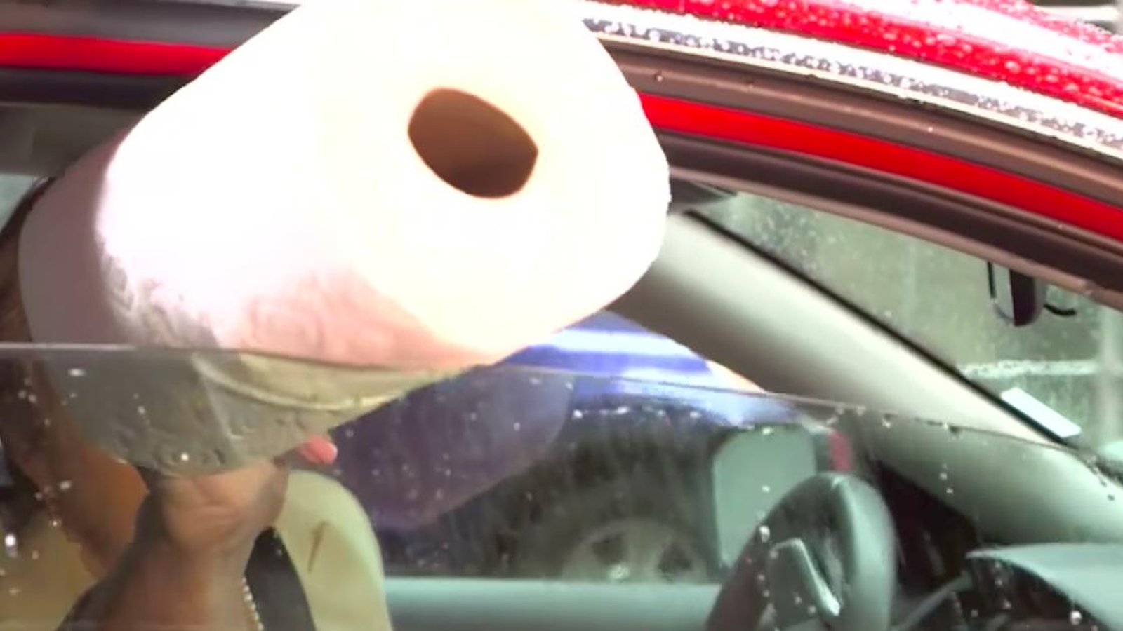 Elle sort un rouleau de papier essuie-tout par la fenêtre de sa voiture afin de nous montrer un truc qui pourrait nous sauver la vie