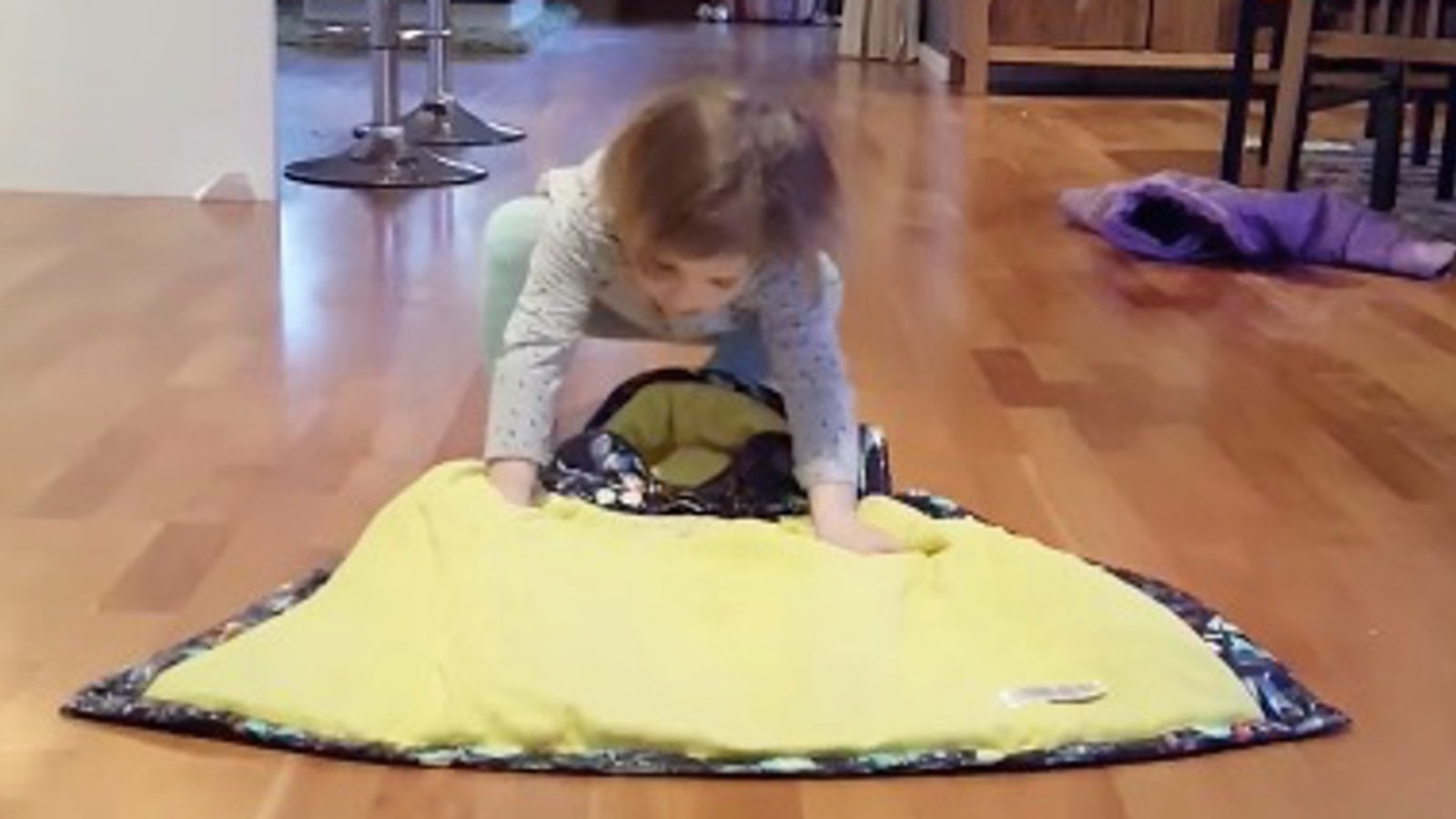 Cette petite de 2 ans place son manteau au sol pour apprendre aux petits comment s'habiller rapidement