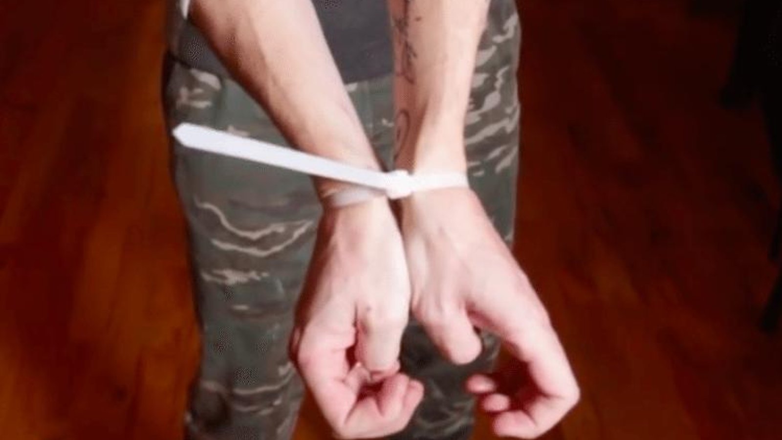 Voici comment vous défaire de vos liens si vous avez les mains ligotées avec un '' tie-wrap''