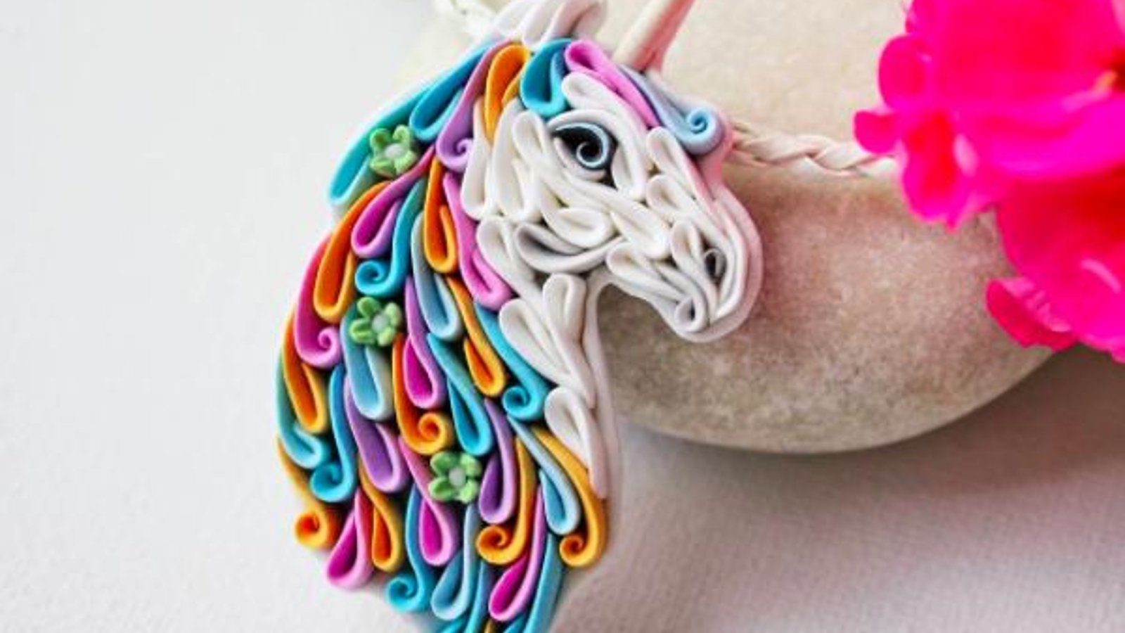 Une artiste confectionne de magnifiques bijoux uniquement en polymère