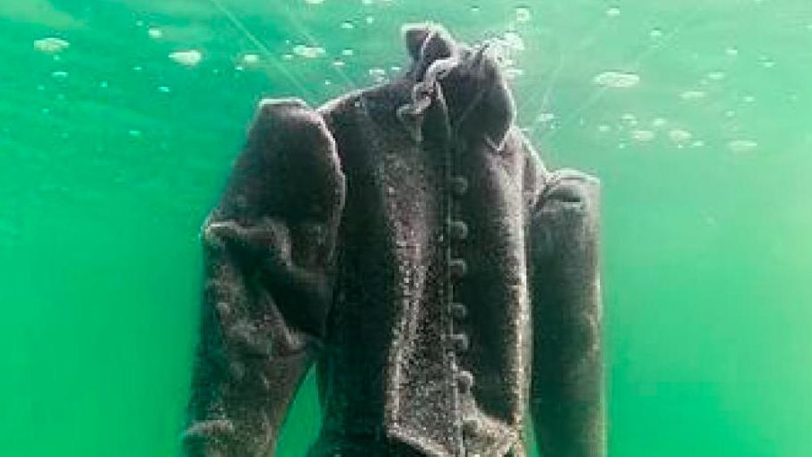 Une robe de mariée laissée deux ans dans la mer Morte est transformée en époustouflante oeuvre d'art