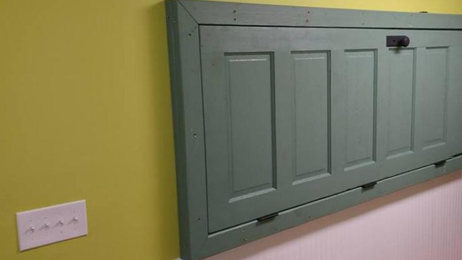 Fixez une porte au mur afin de créer un espace indispensable dans votre salle de lavage