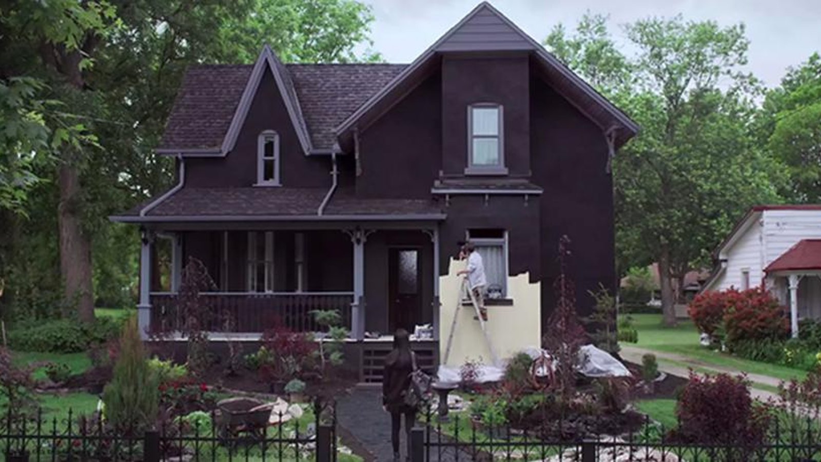 Un homme peint sa maison en noir afin de lancer un message fort!