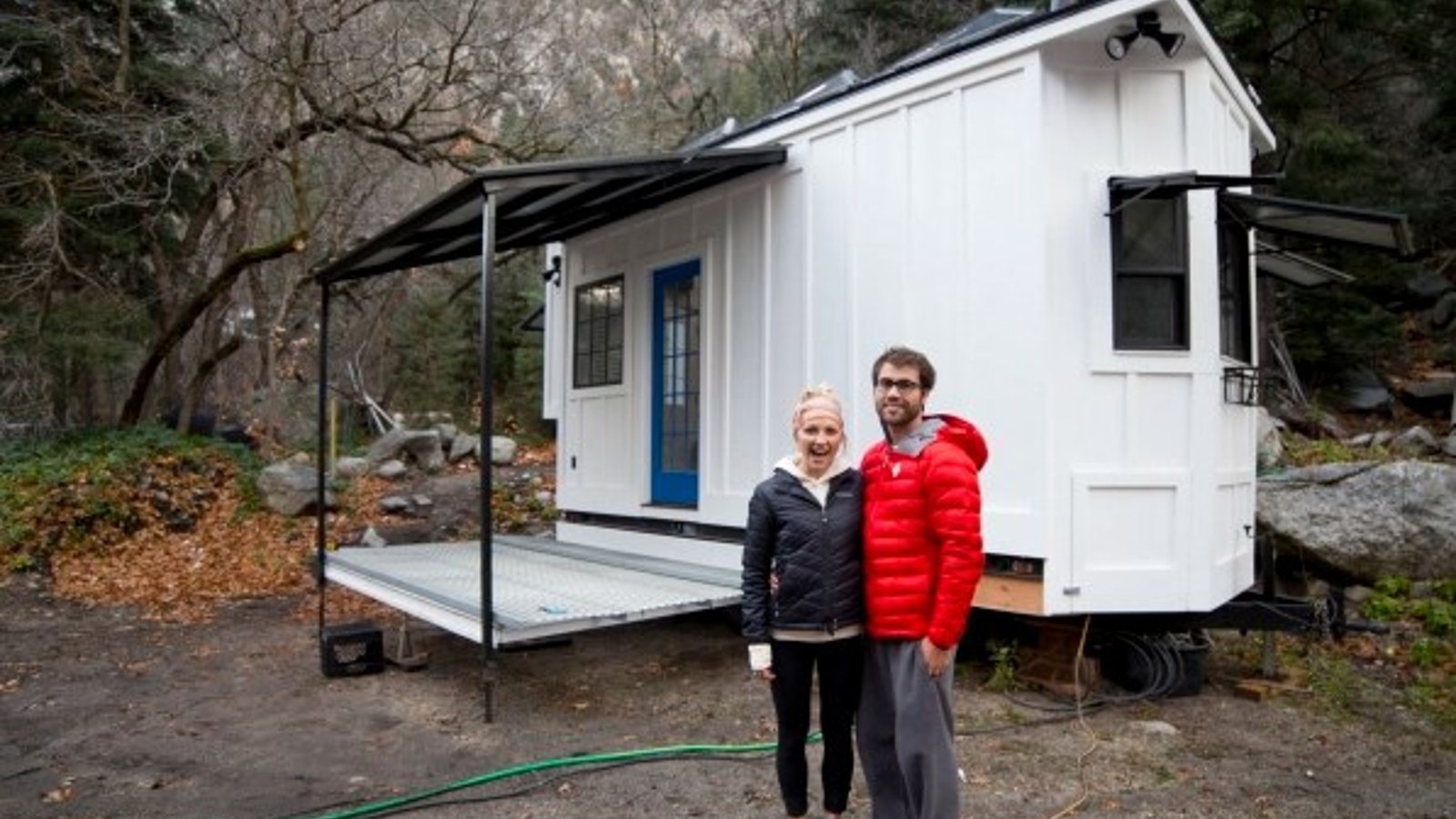 Un couple se construit une mini-maison à partir de rien et le résultat surpasse les attentes