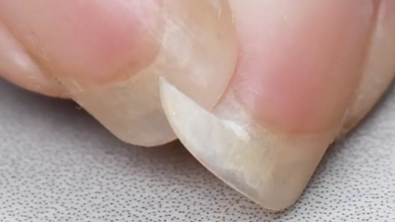 Voici comment réparer un ongle cassé sans avoir à le couper! 
