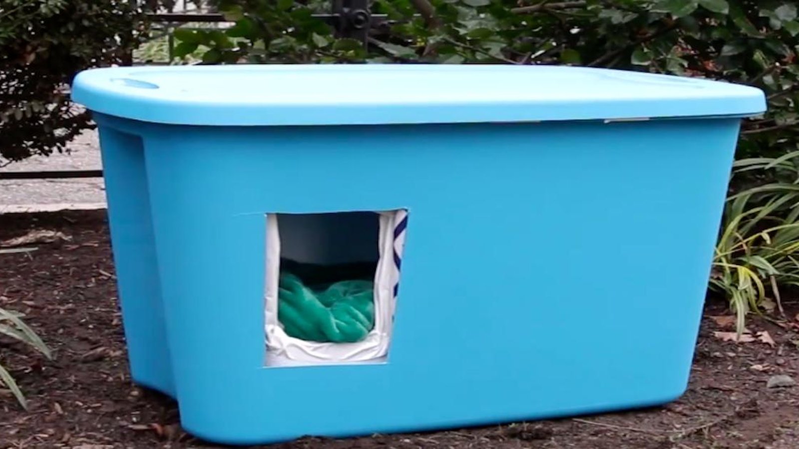 Récupérez un bac en plastique pour fabriquer un abri pour protéger les chats errants des températures froides
