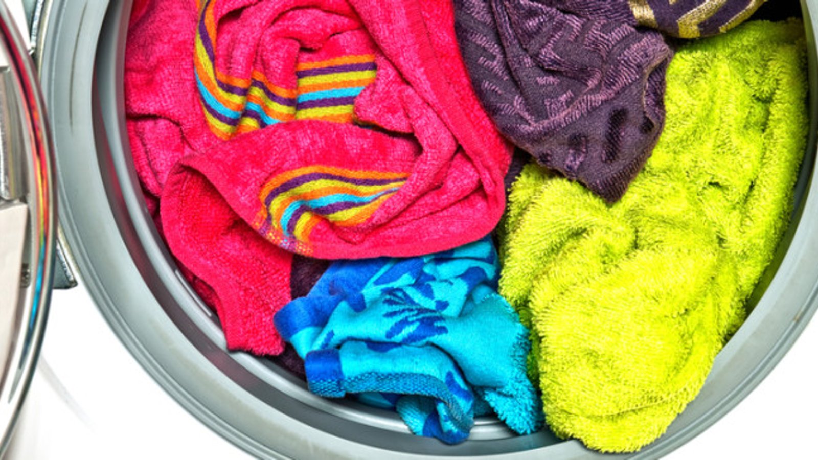 Retirez l'odeur d'humidité de vos serviettes grâce à ce truc efficace et économique
