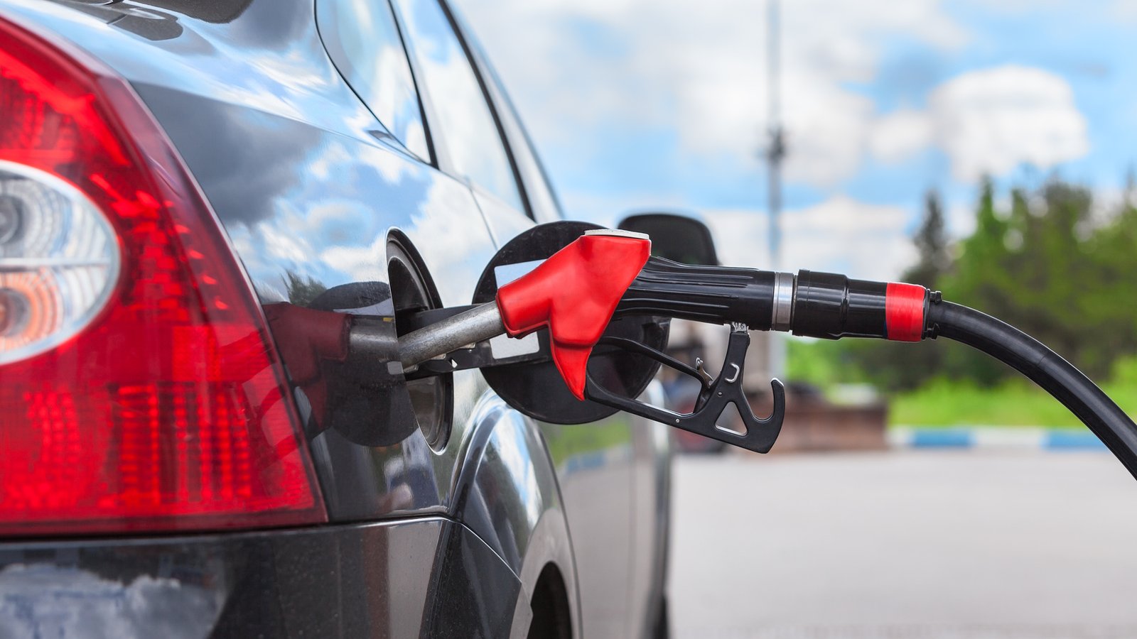 8 astuces qui vous feront économiser de l'essence et de l'argent!