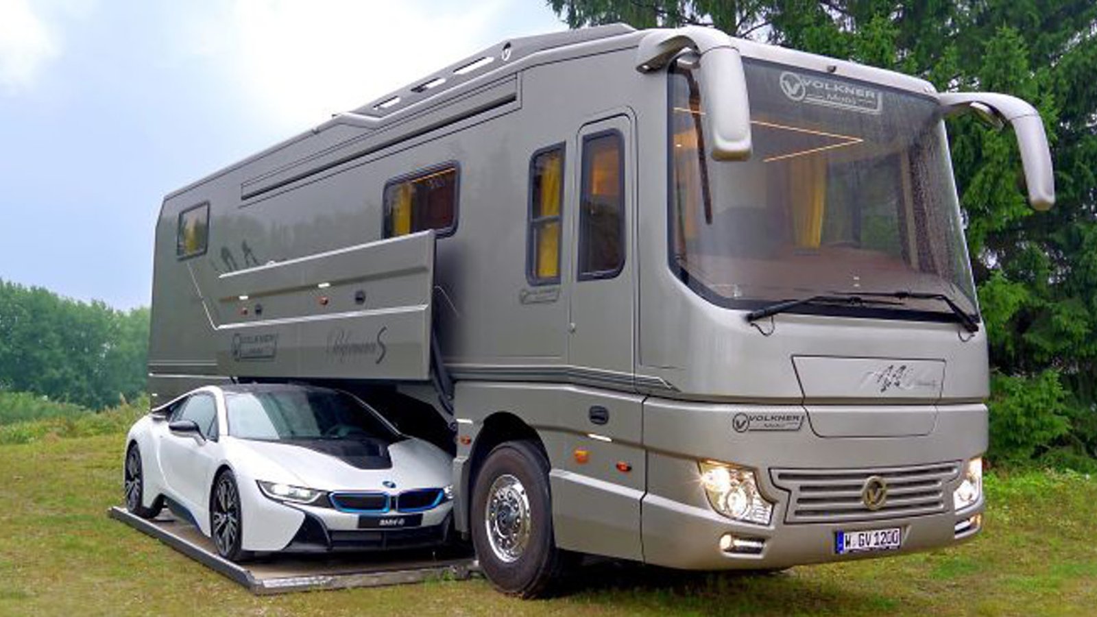 Un camping-car de 1.7 millions$ avec garage intégré parait bien ordinaire... Jusqu'à ce qu'on voit l'intérieur! 