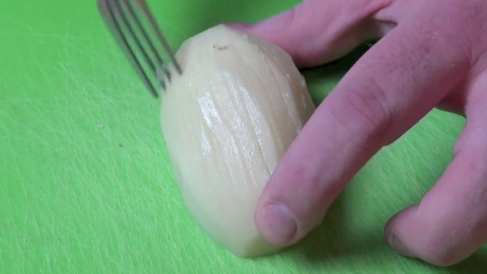 Voici ce qui se produit quand vous passez une fourchette sur une patate