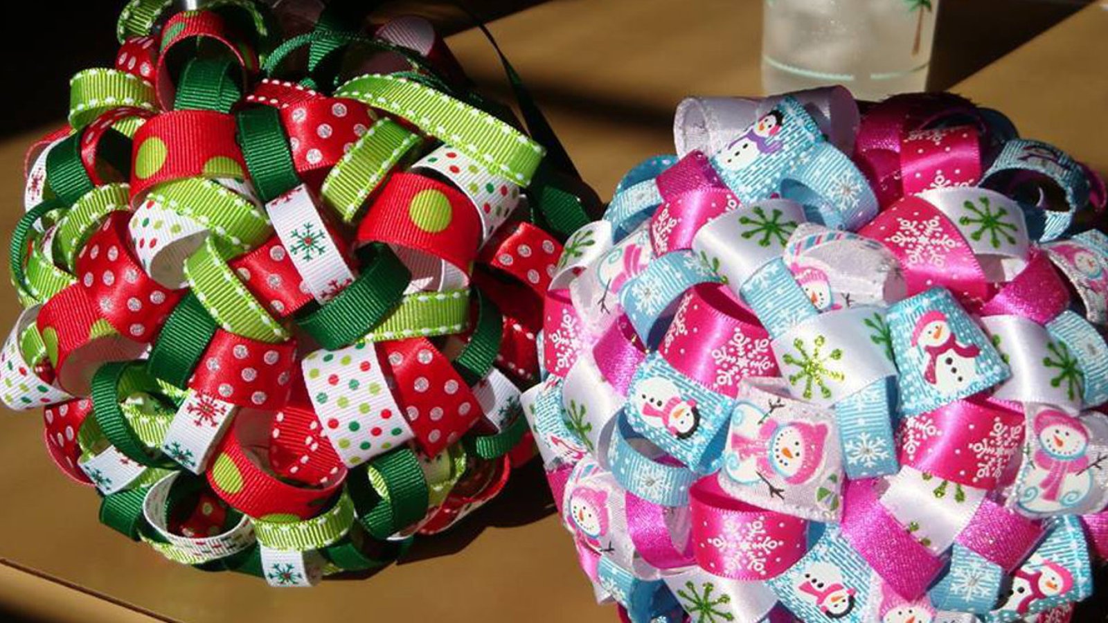 En suivant quelques étapes faciles, créez ces magnifiques boules de Noël à l'aide de ruban! 