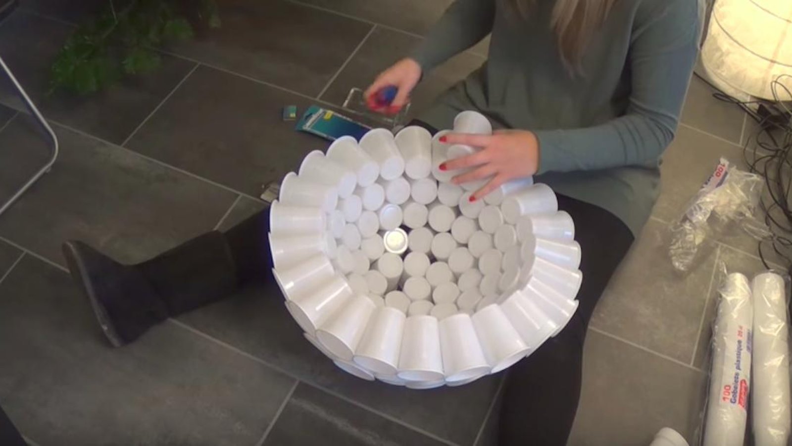 Voici comment fabriquer un bonhomme de neige à partir de gobelets en plastique! 