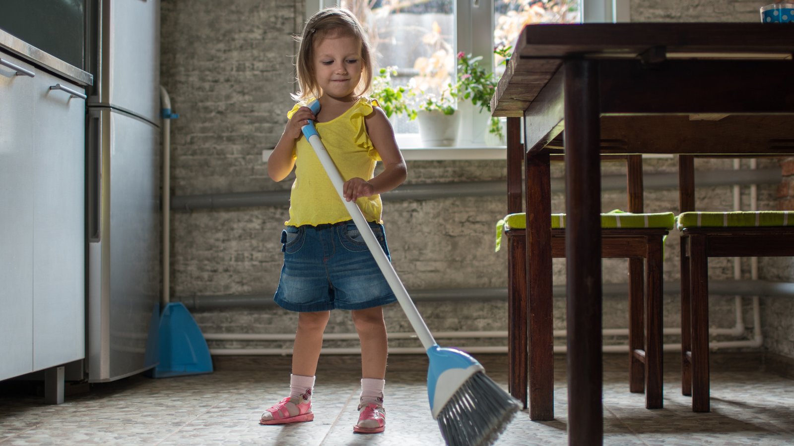 Voici les tâches à déléguer à vos enfants pour le ménage de la maison!