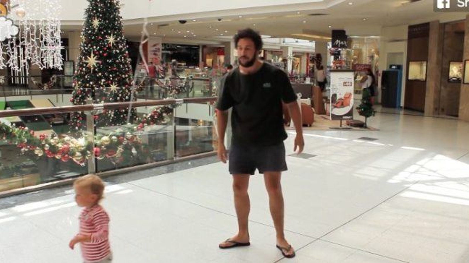 Ce père a trouvé une astuce géniale pour surveiller son enfant dans les lieux publics!!!