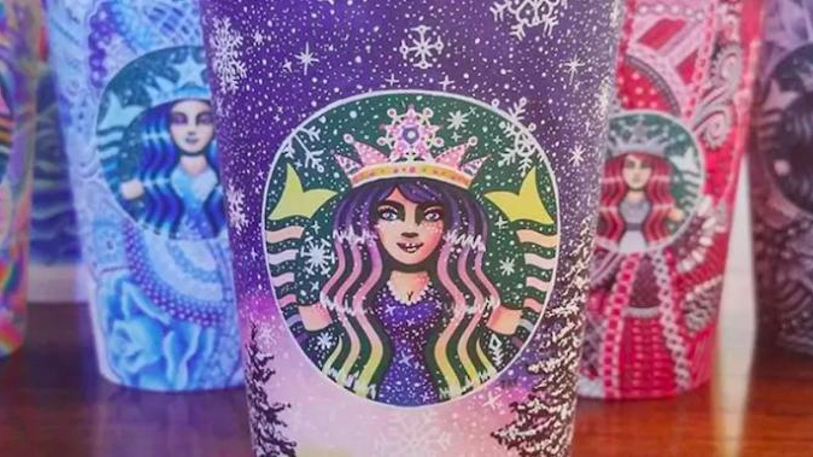 Une jeune artiste transforme des verres de chez Starbucks en formidables oeuvres d'art