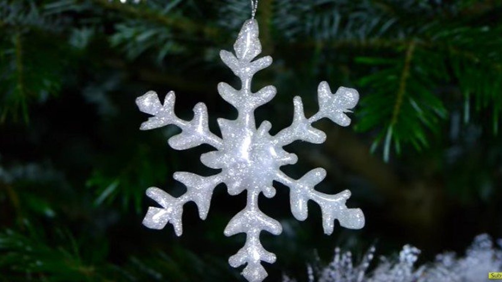 Faites de jolies décorations de Noël en utilisant simplement de la colle chaude!